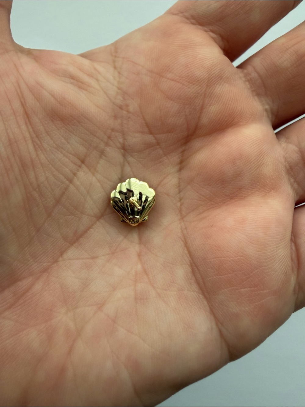 Kendra Scott Brynne Shell Stud Green Gold Earrings - Picture 6 of 8